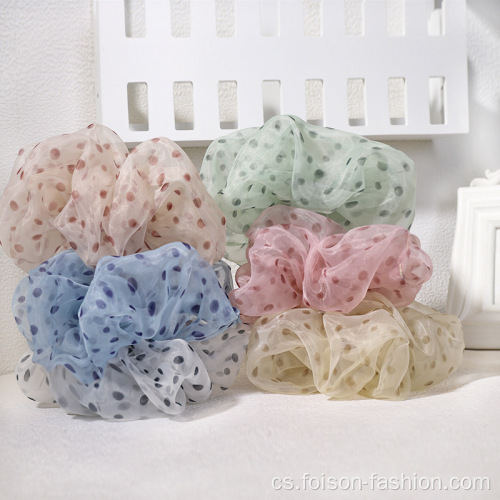 Puntíkatá gumička do vlasů prodávaná v culíku